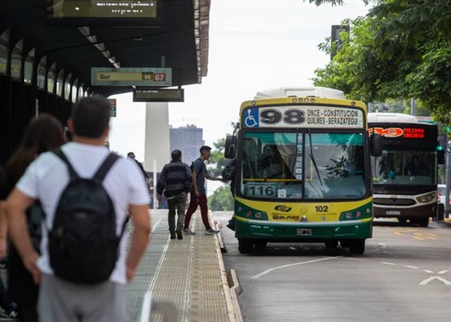 Pasajeros esperando colectivo en una parada de la Ciudad de Buenos Aires