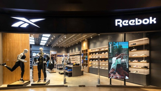Local de Reebok en Soleil Premium Outlet con exhibición de zapatillas y ropa deportiva