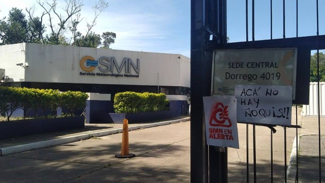 Edificio del Servicio Meteorológico Nacional con símbolos de pronóstico del tiempo