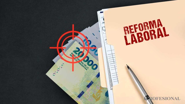 Ejecutivos en una reunión de directorio analizando documentos legales.