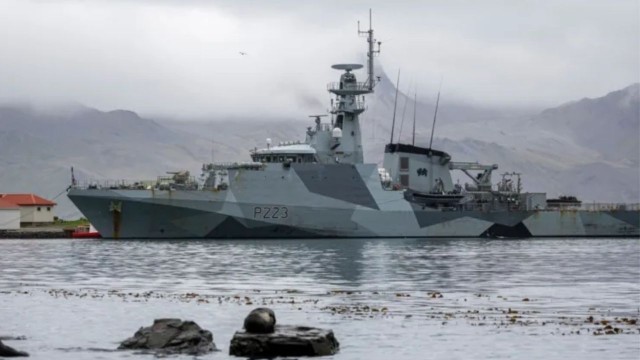 Patrullero HMS Medway de la Royal Navy en el Atlántico Sur.