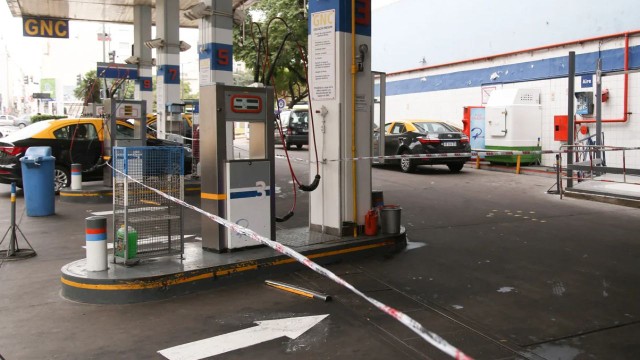 Estación de servicio con cartel de GNC en Buenos Aires durante el frío polar