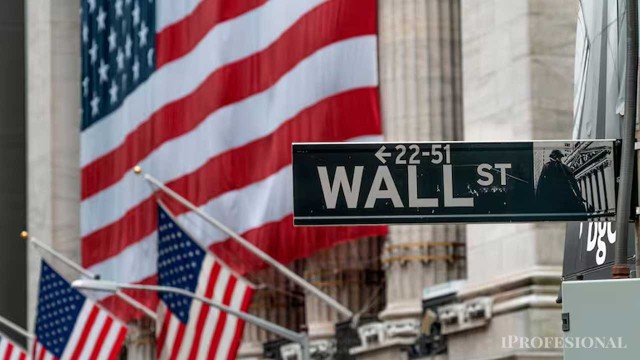 Gráfico de evolución del riesgo país y cotizaciones del dólar en una pantalla de trading