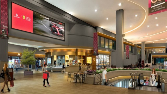 Vista exterior del antiguo Showcenter de Haedo con obra en marcha para su conversión en outlet