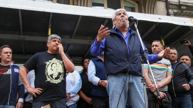 Legisladora Graciela Ocaña en su despacho, con documentos sobre la mesa