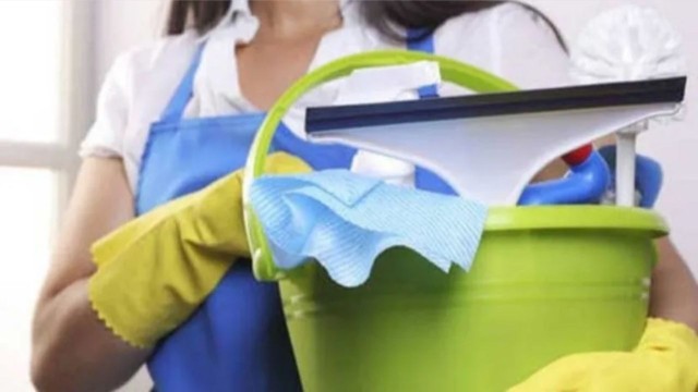 Empleada doméstica realizando tareas de limpieza en un hogar de CABA