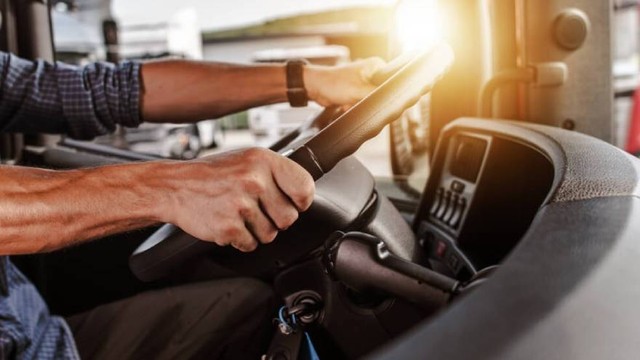 Camionero al volante de un camión de carga en la Ciudad de Buenos Aires
