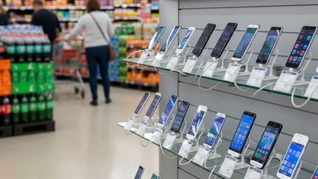 Persona revisando ofertas de celulares en la página web de un supermercado en una computadora portátil