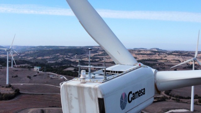 Dispositivo DDCE Plus instalado en una estructura industrial para prevenir la caída de rayos.
