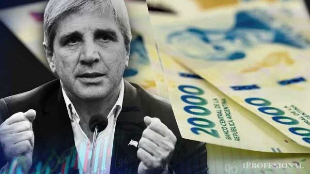 Gráfico de tasas de interés y bonos en una mesa de operaciones financieras