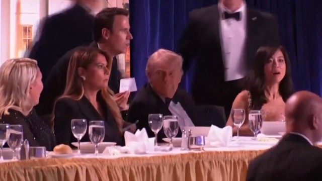 Donald Trump siendo escoltado por agentes del Servicio Secreto durante evacuación en cena de corresponsales