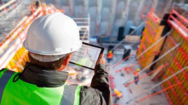 Obreros de la construcción trabajando en una obra en la Ciudad de Buenos Aires