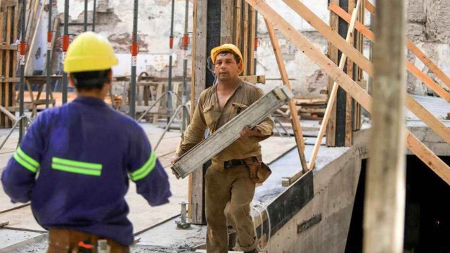 Representación gráfica de un acuerdo sindical entre UOCRA y cámaras empresarias del sector de la construcción.