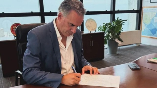 Presidente de Uruguay, Yamandú Orsi, firma decreto de reglamentación de la eutanasia