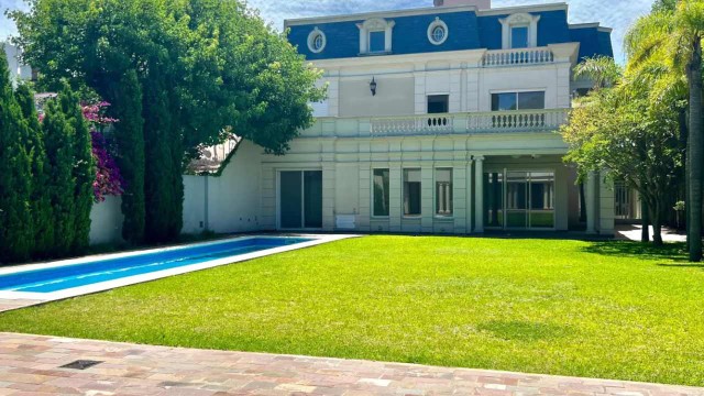 Fachada de una mansión de estilo francés en el barrio de Belgrano R, Ciudad de Buenos Aires