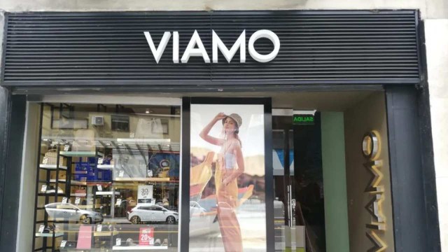 Logotipo de la marca de calzado Viamo en la fachada de un local comercial.