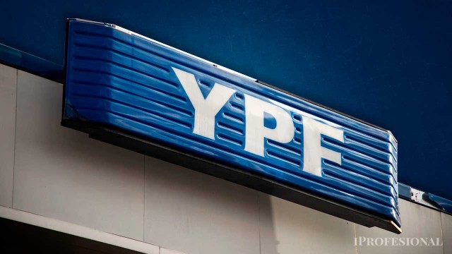 Estación de servicio YPF en una ruta nacional con transporte pesado cargando combustible