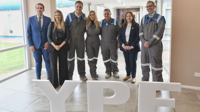 Autoridades en acto de entrega del certificado Marca País Argentina a YPF