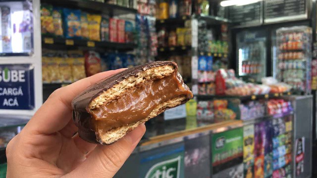 Alfajor GIGA de Spreen y Nicolás Esmede en exhibición de kiosco