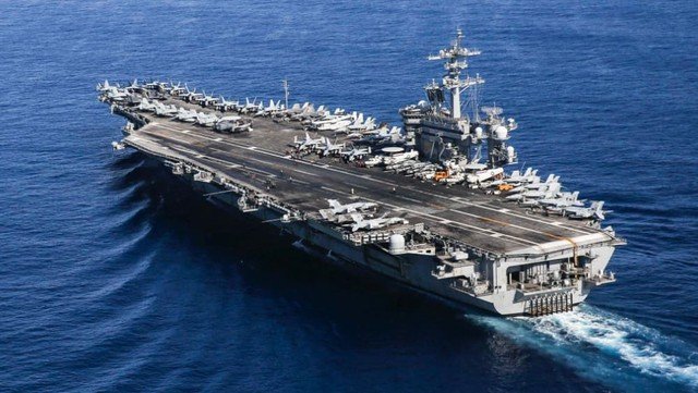 Bandera de Argentina y Estados Unidos juntas en un contexto naval