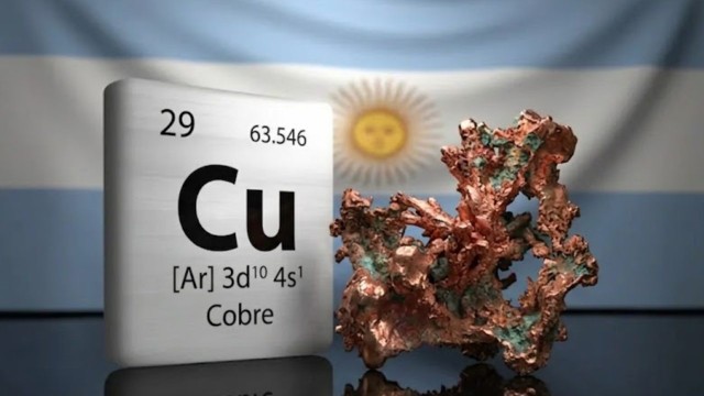 Vista aérea de un yacimiento de cobre en Mendoza, con maquinaria minera y fondo montañoso