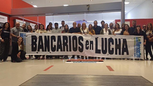 Protesta de trabajadores del Banco Supervielle en el microcentro porteño