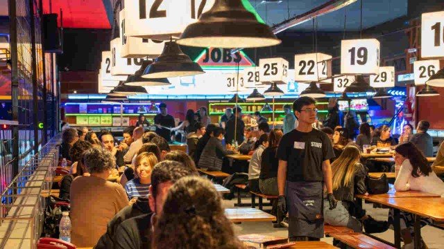 Interior del bar Jobs con mesas y juegos de entretenimiento