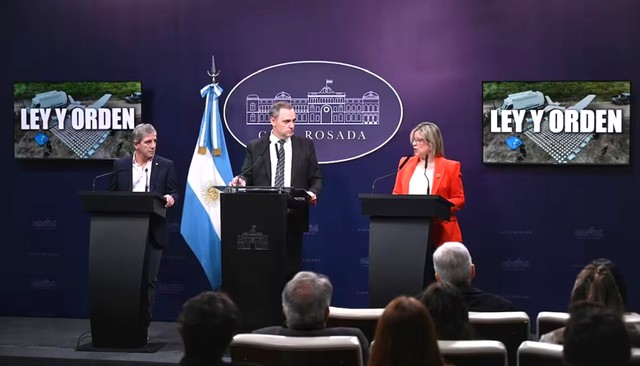 Manuel Adorni, Luis Caputo y Alejandra Monteoliva en conferencia de prensa en Casa Rosada