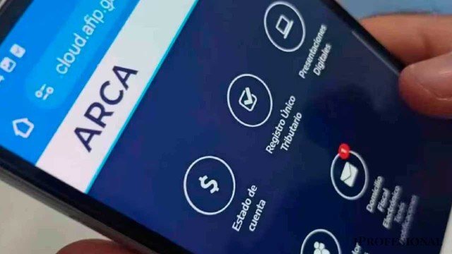 Reunión de contadores revisando documentos fiscales