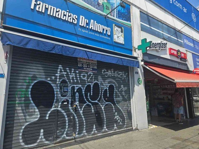 Fachada de farmacia Dr. Ahorro con persiana baja en la Ciudad de Buenos Aires