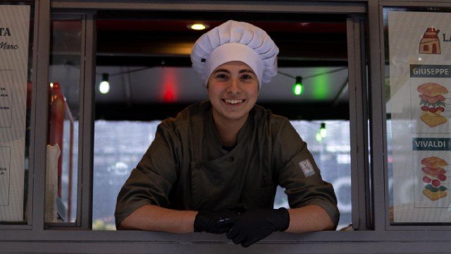 Interior de La Casetta Focaccia, local pequeño con mostrador y cartel de la marca