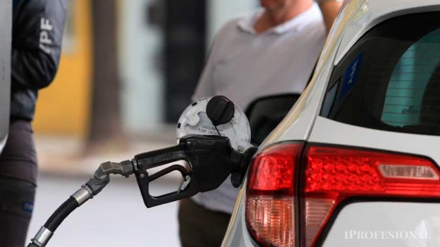 Surtidor de nafta en una estación de servicio de CABA con precios visibles