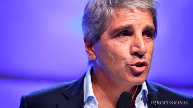 Luis Caputo en conferencia de prensa en Casa Rosada anunciando el Súper RIGI