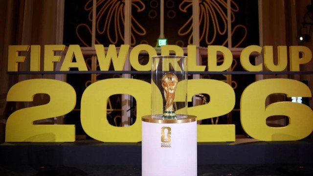 Balón de fútbol sobre un gráfico de probabilidades del Mundial 2026