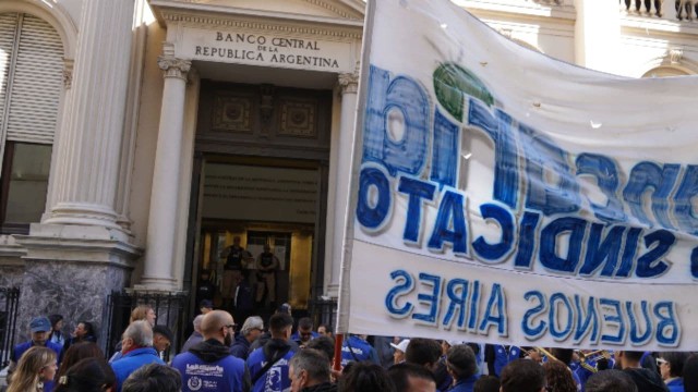 Trabajadores bancarios protestan frente a una sucursal con carteles de La Bancaria