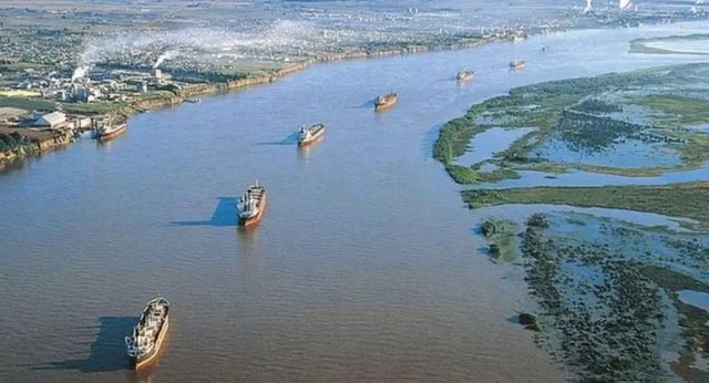 Buque navegando por la Hidrovía Paraná-Paraguay