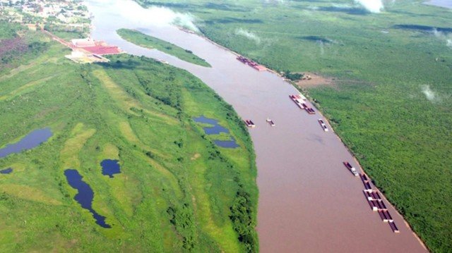 Vista de la Hidrovía Paraná-Paraguay con barcos de carga