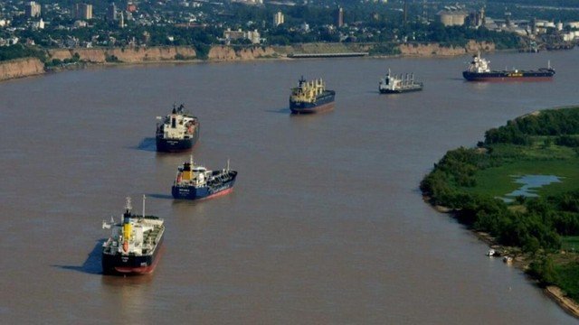 Imagen de la Hidrovía Paraná-Paraguay con barcos de carga