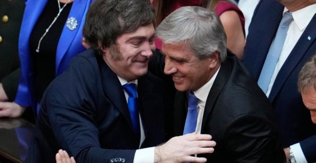 Javier Milei y Luis Caputo celebrando el superávit financiero de abril