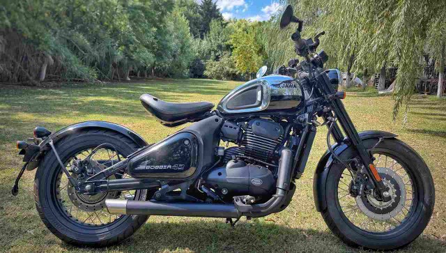 Moto clásica JAWA modelo 350 sobre fondo blanco