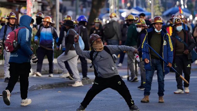 Manifestantes y gases lacrimógenos en La Paz durante protestas políticas