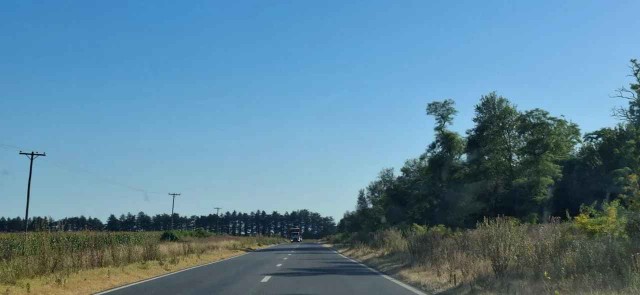 Ruta nacional con tránsito vehicular y cartel de peaje