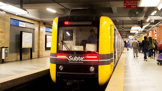 Trabajadores del subte realizan protesta en estación Federico Lacroze