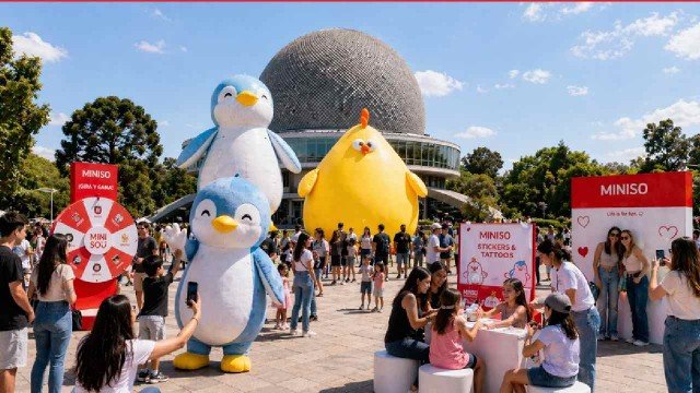 Muñecos inflables de Miniso en el Planetario de Palermo durante el festival de la marca