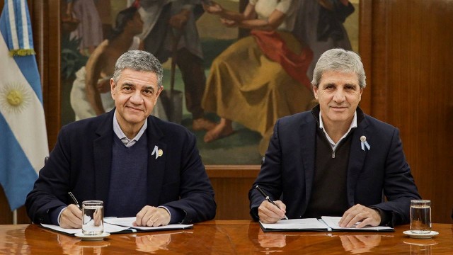 Firma de acuerdo entre Luis Caputo y Jorge Macri por deuda de coparticipación
