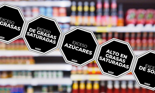 Envases de alimentos con octógonos negros de advertencia en una góndola de supermercado