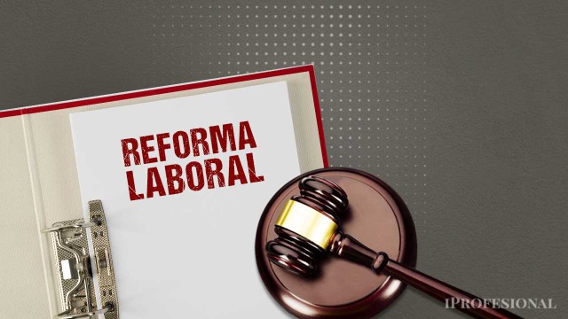 Juzgado laboral con documentos y calculadora sobre escritorio