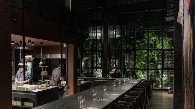 Interior del restaurante Han en Villa Crespo con barra en forma de L y jardín vertical