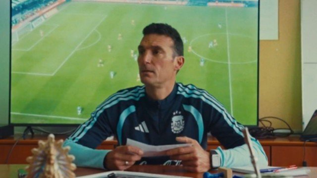 Lionel Scaloni entrega la lista de convocados al utilero Marito en un video de la AFA