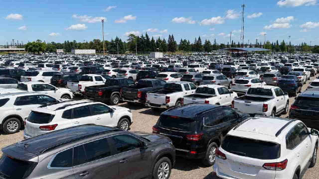 Concesionaria con autos 0km estacionados en Buenos Aires